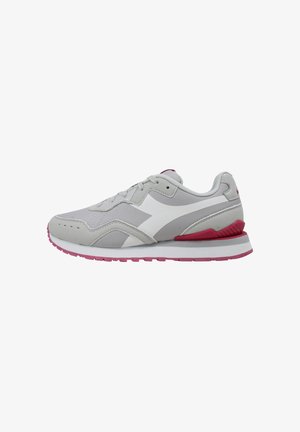 Scarpa da ginnastica atletica grigia e bianca con suola e dettaglio sul tallone rosa, design basso e chiusura con lacci, mostrata in profilo laterale.