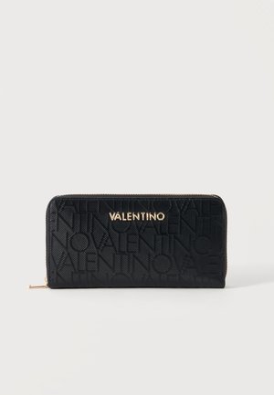 Portefeuille Valentino noir avec motif de logo embossé, fermeture éclair dorée et lettrage du logo centré sur le devant.