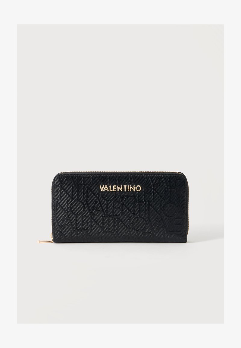 Μαύρο πορτοφόλι Valentino με ανάγλυφο σχέδιο λογότυπου και χρυσό φερμουάρ και λογότυπο στο κέντρο μπροστά.