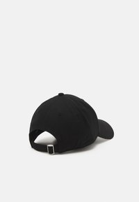 Cappellino da baseball in cotone nero con visiera curva, cinturino posteriore regolabile e fori di ventilazione. Design semplice, texture opaca.