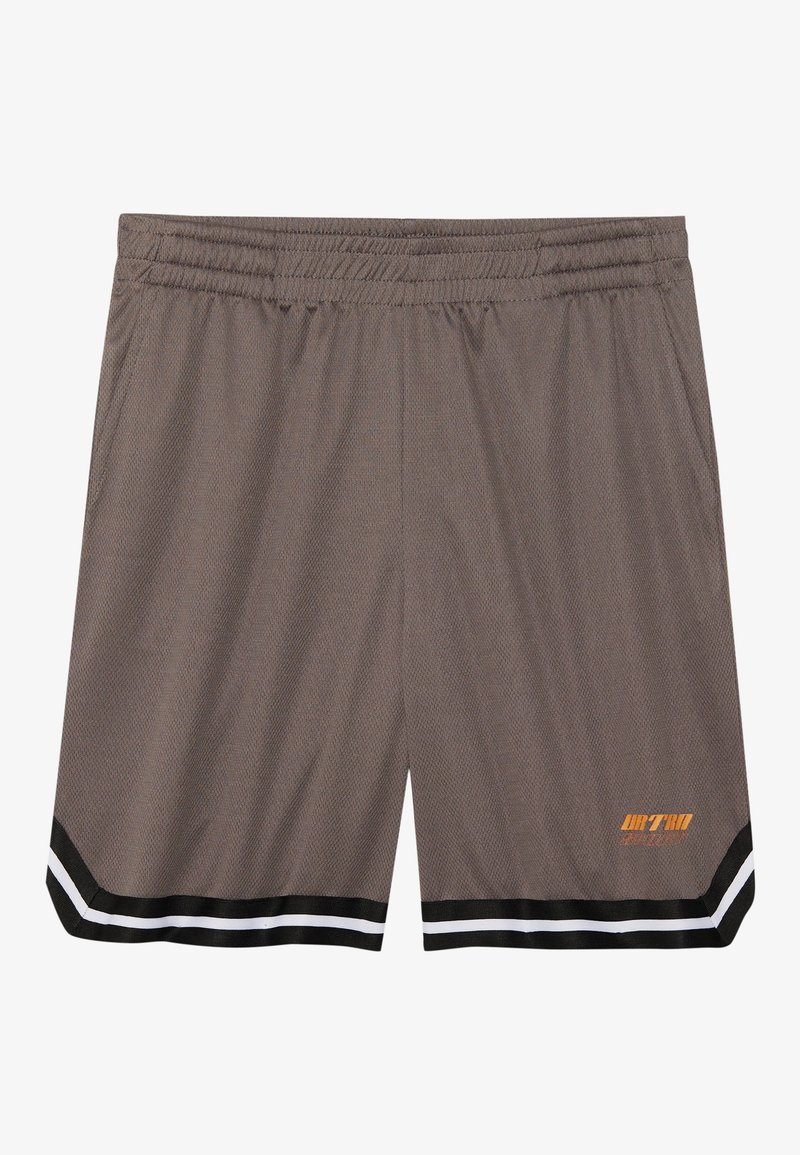 Shorts de sport marron en tissu texturé, dotés d'un ourlet à rayures noires et blanches et d'un logo orange sur le côté gauche devant.
