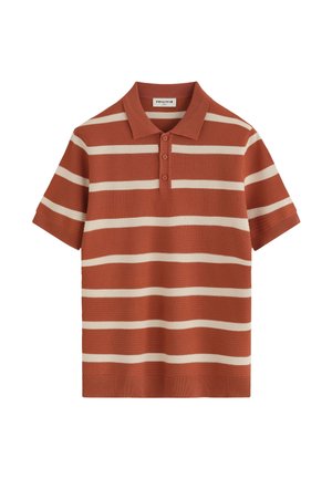 Polo à manches courtes orange rouille avec des rayures horizontales blanches et un col à patte de trois boutons.