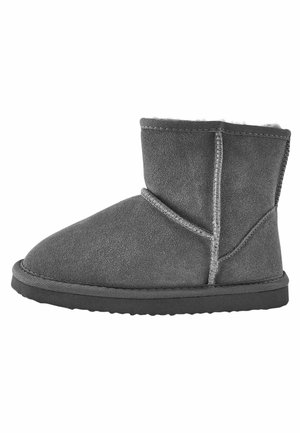 Botte d'hiver en daim gris mi-hauteur avec coutures apparentes et doublure douce, semelle noire robuste pour une bonne adhérence sur les surfaces froides.