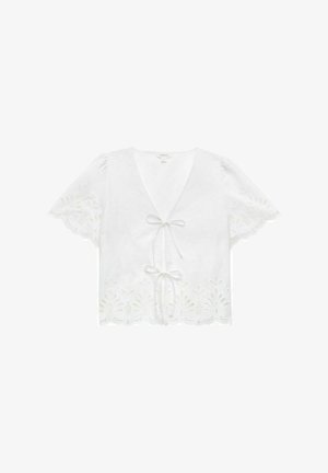 Blouse blanche à manches courtes avec un col en V et un nœud à l'avant. Présente des motifs floraux brodés le long des bords et un ourlet festonné.