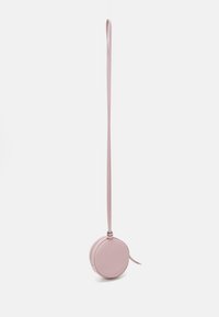 Borsa a tracolla rotonda in pelle rosa con una texture liscia, una tracolla sottile e chiusura con zip.