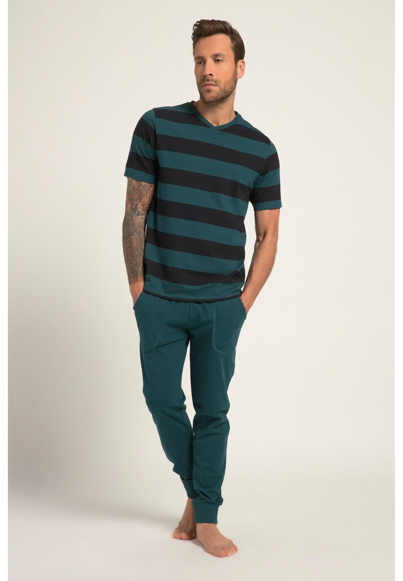 Stribet T-shirt i mørk teal og navy med korte ærmer, parret med matchende tætsiddende bukser. Begge beklædningsgenstande har blødt stof og elastiske manchetter.