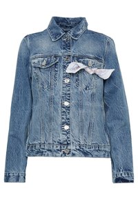Džínová bunda v jasně modré barvě s klasickým střihem, obsahující dvě náprsní kapsy, stříbrné knoflíky a dekorativní bílý šátek s vzorem na levé straně.