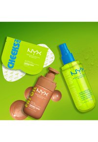 NYX Professional Makeup Coconut Cutie-set med mask för fylliga kinder, kroppsoljepump och doftmist för hår och kropp på ljusgrön bakgrund.