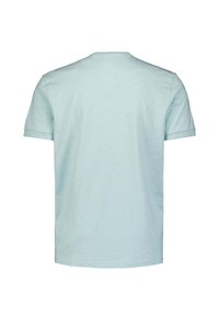 Lichtblauw T-shirt met korte mouwen en een ronde hals, gemaakt van een zachte, lichte stof, met een gladde textuur en een effen kleur.