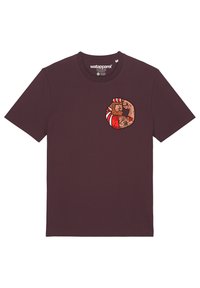 Bordeauxrotes T-Shirt aus Baumwolle mit kurzen Ärmeln, das ein lebhaftes, cartoonartiges Grafikdesign auf der linken Brustseite zeigt.