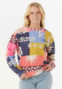 Farbiger Sweatshirt im Patchwork-Design mit rosa, blau, gelb und marineblauen Abschnitten, die mit Blumen- und geometrischen Mustern sowie einem gerippten Kragen versehen sind.