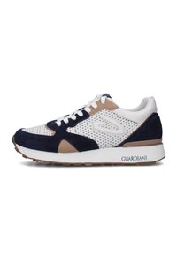 Sneaker blu navy, bianca e beige con tomaia in rete, inserti in suede e suola in gomma testurizzata. Presenta chiusura con lacci e branding "GUARDIANI".