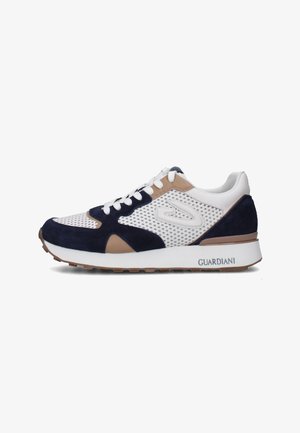 Sneaker blu navy, bianca e beige con tomaia in rete, inserti in suede e suola in gomma testurizzata. Presenta chiusura con lacci e branding "GUARDIANI".