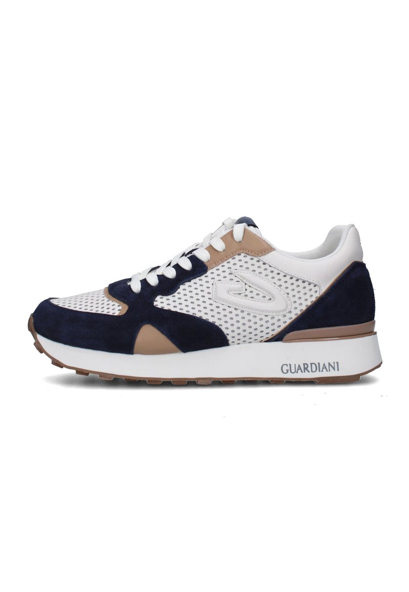 Sneaker blu navy, bianca e beige con tomaia in rete, inserti in suede e suola in gomma testurizzata. Presenta chiusura con lacci e branding "GUARDIANI".