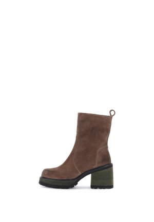 Bota de ante marrón hasta el tobillo con puntera redonda, tacón bloque verde y lengüeta, que presenta una textura suave y una suela de goma resistente.