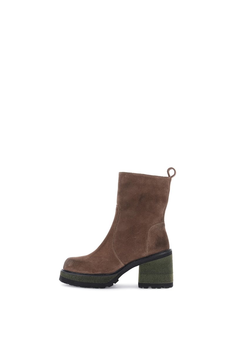 Bottine en suédine marron avec un bout arrondi, un talon bloc vert et une languette, présentant une texture lisse et une semelle en caoutchouc solide.