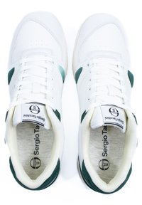 Bijele tenisice s zelenim detaljima, glatki kožni materijal, perforirani vrh, okrugli čipkasti vez, i logo na jeziku i unutrašnjosti.