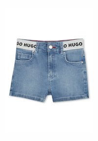 Shorts de denim en azul claro, con una cinturilla blanca en contraste que lleva texto de logo en negro, bolsillos frontales y un detalle de botón de metal.
