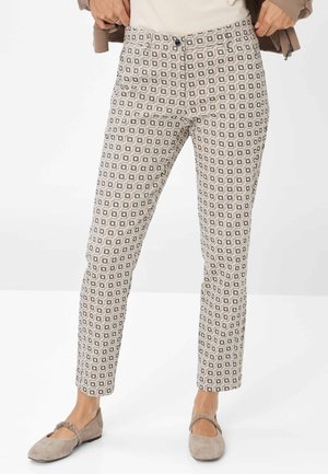 Geprinte broek van lichte stof. Voorzien van een geometrisch patroon in neutrale tonen met een aansluitend ontwerp en rechte pijpen. Knoopsluiting.