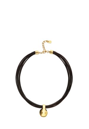 Collar choker con múltiples cordones negros delgados y un colgante dorado redondeado en el centro, con cierre dorado y cadena ajustable.