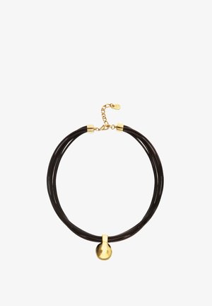 Collar choker con múltiples cordones negros delgados y un colgante dorado redondeado en el centro, con cierre dorado y cadena ajustable.