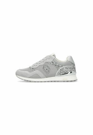 Sneaker grigia realizzata in rete e suede, con accenti in glitter argento e un tacco metallico. Il design include una parte anteriore con lacci e una suola texturizzata.