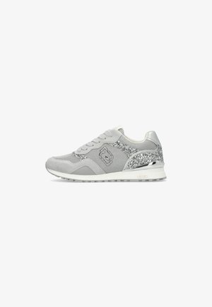 Grå sneakers lavet af mesh og suede, med sølvglitrende detaljer og en metallisk hæl. Designet inkluderer snørebånd fortil og en tekstureret sål.
