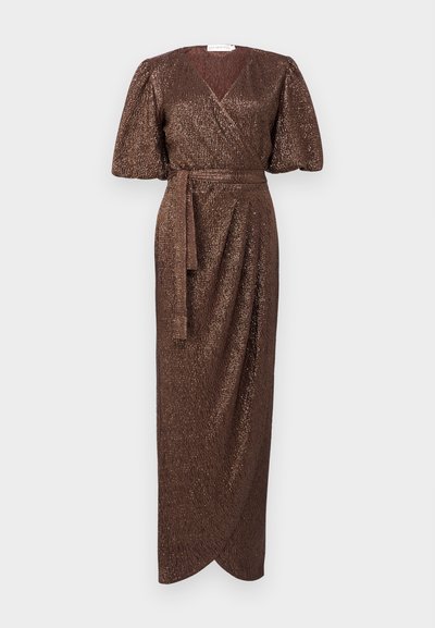 Robe marron à manches bouffantes courtes, en tissu métallisé texturé, avec une ceinture à nouer à la taille, présentant un design frontal drapé.