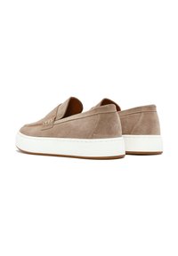 Suede instap schoenen in lichtbeige, met een witte plateauzool en minimalistische stikseldetails op de bovenkant. Zachte textuur.