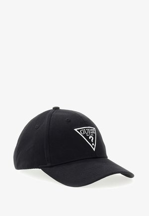 Schwarze Baumwoll-Baseballmütze mit gebogenem Schirm; verfügt über ein weiß gesticktes, dreieckiges Logo mit "GUESS U.S.A." und einem Fragezeichen.