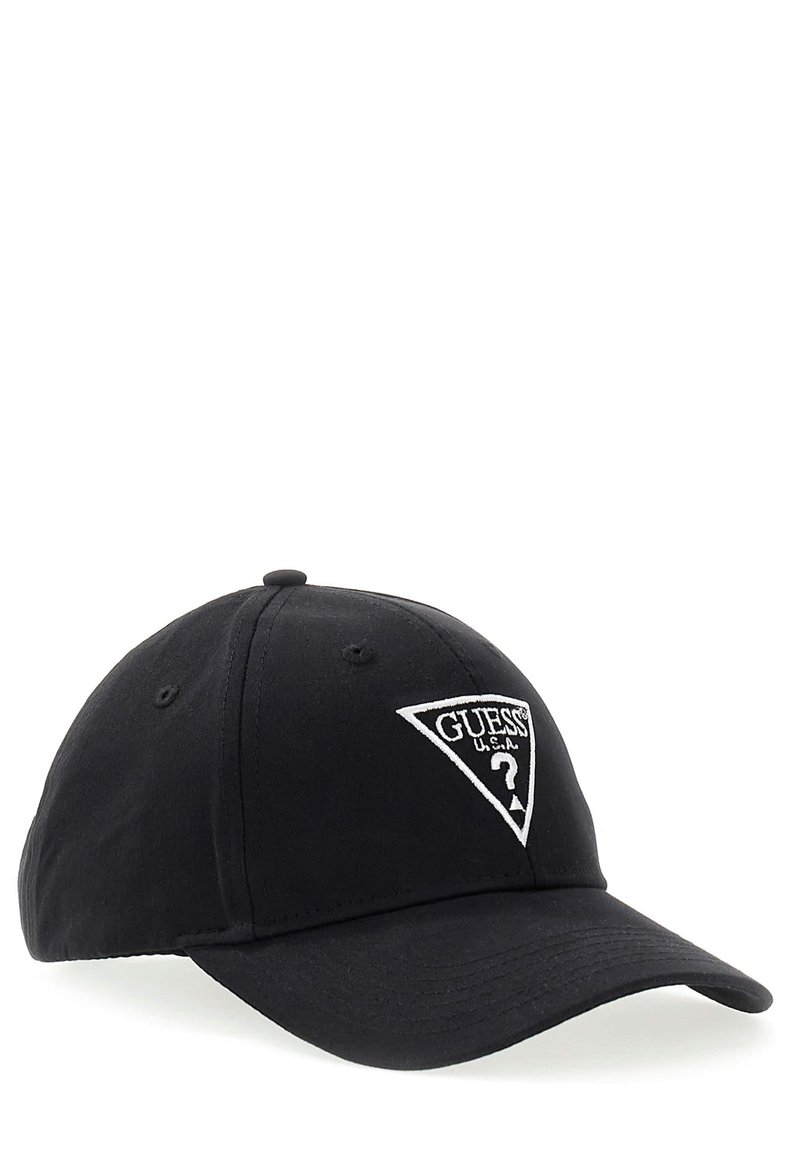 Schwarze Baumwoll-Baseballmütze mit gebogenem Schirm; verfügt über ein weiß gesticktes, dreieckiges Logo mit "GUESS U.S.A." und einem Fragezeichen.
