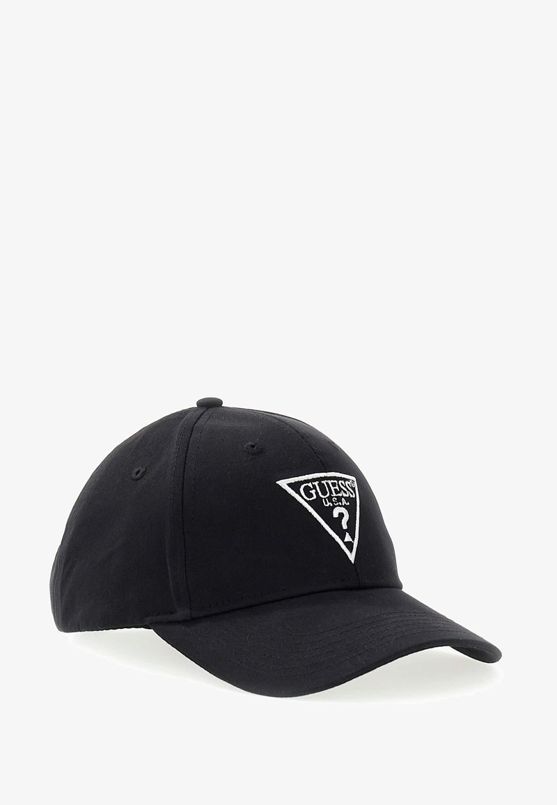 Zwarte katoenen baseballpet met een gebogen klep; voorzien van een witte geborduurde driehoekige logo met "GUESS U.S.A." en een vraagteken.