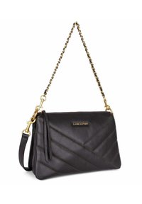 Pochette en cuir noir avec un motif matelassé en chevrons, bandoulière en chaîne dorée et un logo doré. Elle dispose d'une fermeture zippée et d'une bandoulière amovible.