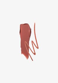 Romige matte lipstick swatch in een warme rozenbruine tint, met een zachte textuur en een licht glanzende afwerking. Accentlijn in een lichtere tint.