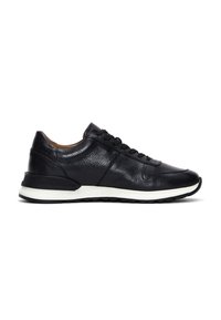 Zapatillas de cuero negro con un acabado texturizado, puntera redonda, parte delantera con cordones, entresuela blanca y suela de goma negra. Diseño atlético clásico.