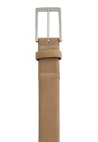 Cinturón de ante en tono marrón claro con una hebilla rectangular de metal plateado y una textura suave. Presenta un solo lazo y costuras prolijas a lo largo de los bordes.