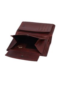 Braune Leder-Geldbörse geöffnet mit leerem Münzfach mit Druckknopf und Kartenfächern auf weißem Hintergrund.