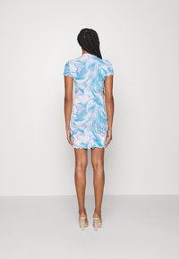 Vestido justo de mangas curtas em azul claro com padrão mármore em rosa e branco, bainha rendilhada e textura suave, cortado acima da meia coxa.