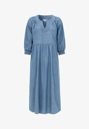 Blaues midi-langes Jeanskleid mit aufgepufften Dreiviertelärmeln, gerafften Bündchen, tailliertem Bund und rundem Ausschnitt mit V-förmigem Schlitz.