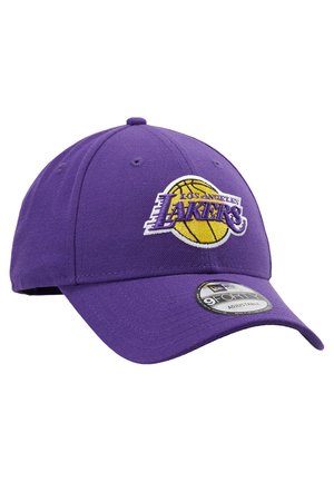 Cappellino da baseball viola con logo dei Los Angeles Lakers. Presenta una visiera curva, una strap regolabile e dettagli ricamati. Design 9Forty.