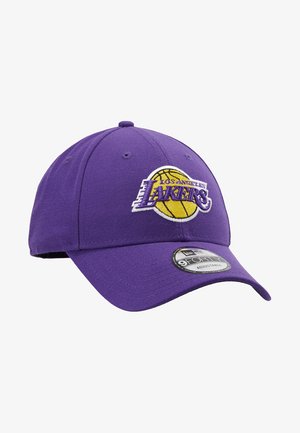 Cappellino da baseball viola con logo dei Los Angeles Lakers. Presenta una visiera curva, una strap regolabile e dettagli ricamati. Design 9Forty.