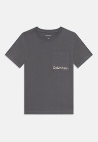 Szara bawełniana koszulka z okrągłym dekoltem, krótkimi rękawami i kieszonką na lewej piersi; z białym haftem logo "Calvin Klein".