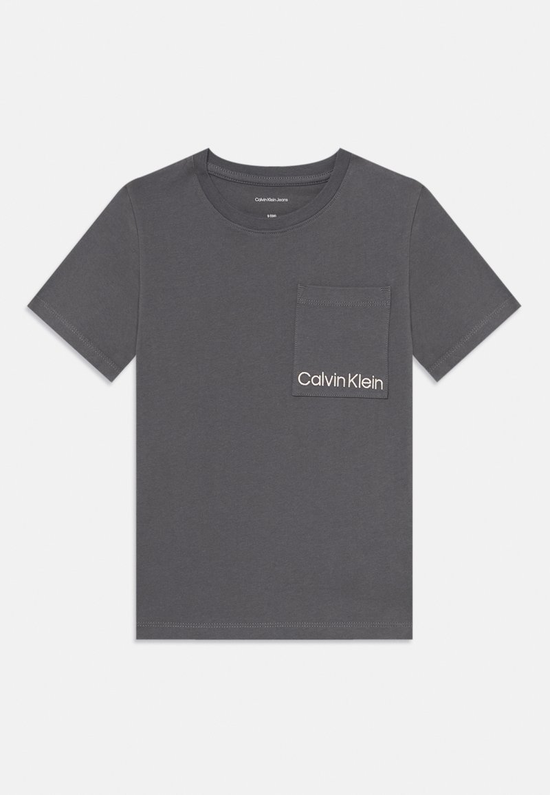 Szara bawełniana koszulka z okrągłym dekoltem, krótkimi rękawami i kieszonką na lewej piersi; z białym haftem logo "Calvin Klein".