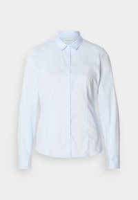 Svetlomodrá košeľa na zapínanie s dlhými rukávmi, klasickým golierom a jemne vyšitým logom na hrudi. Hladká, svieža textúra látky.