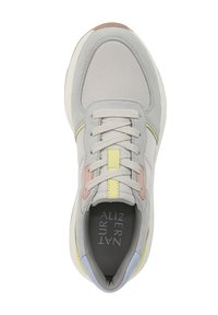 Lichtgrijze sneaker met een bovenwerk van textuurstof, ronde neus, vetersluiting en gele, roze en blauwe accenten aan de zijkanten en op de zool.