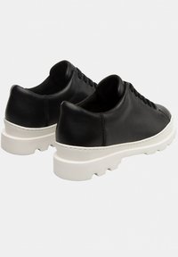 Camper BRUTUS - Stringate sportive - schwarz