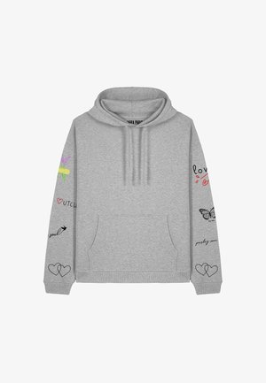 Felpa grigia realizzata in tessuto morbido con tasca a marsupio. I design includono grafiche colorate e testo sulle maniche e sul petto.