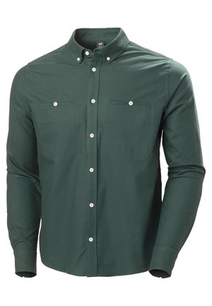 Zielona koszula zapinana na guziki, wykonana z gładkiego materiału, z ostrym kołnierzykiem, dwiema kieszeniami na piersi oraz białymi guzikami z przodu i przy mankietach.