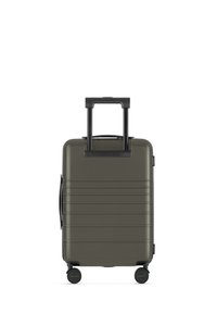 Compacte, olijfgroene harde koffer met een uitschuifbare handgreep, een gestructureerd oppervlak en vier zwarte wielen voor mobiliteit.