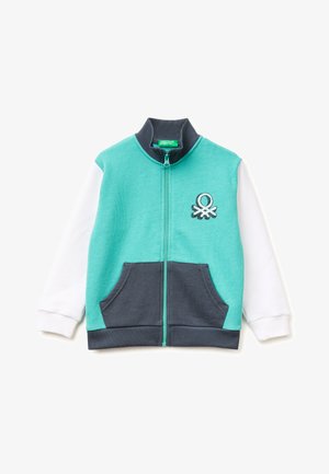 Kinderjas met ritssluiting met een turquoise voorkant, witte mouwen, donkere grijze kraag en zakken, en een klein geborduurd logo op de borst.